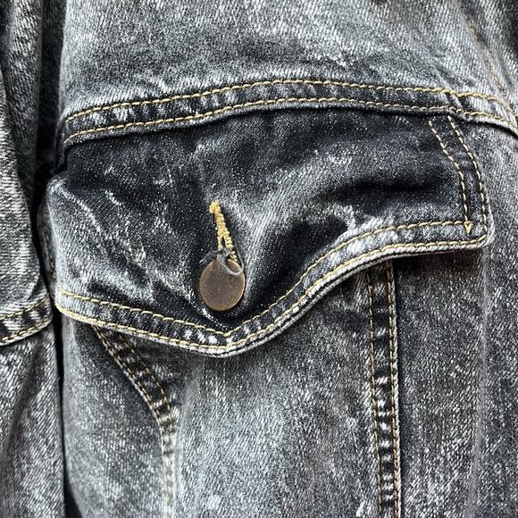 VINTAGE XL DENIM JACKET - Picture 2 of 6